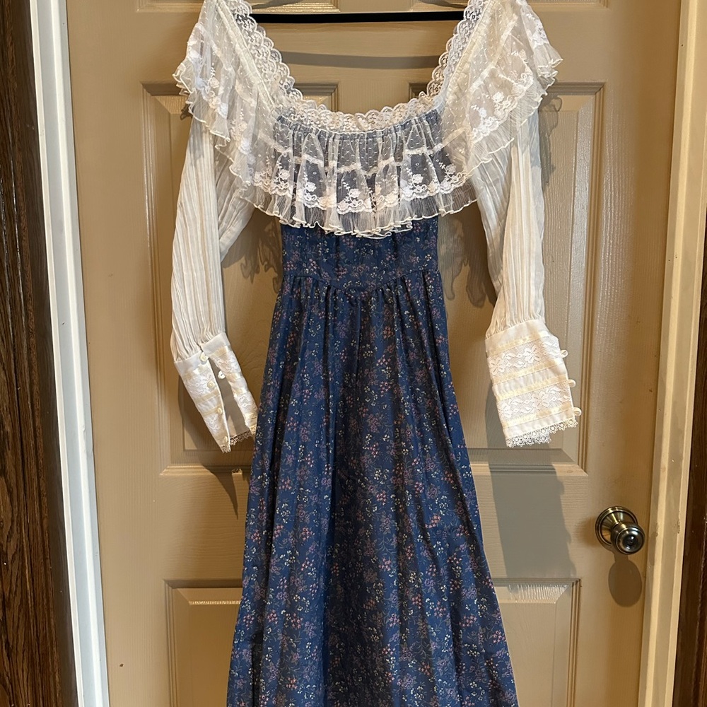 70’s Gunne Sax Blue Floral Dress with Lace Details